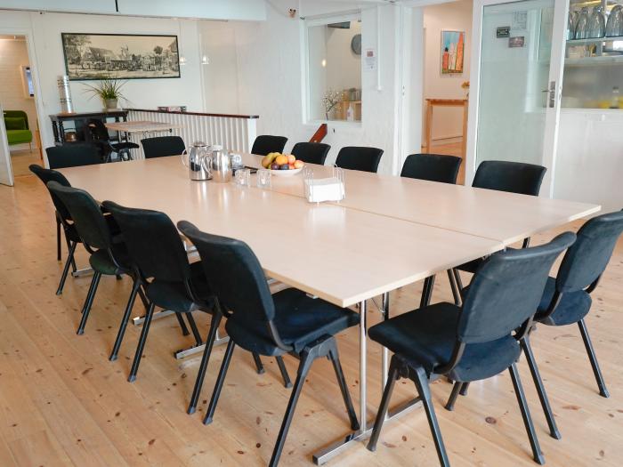 Bord i mødelokalet