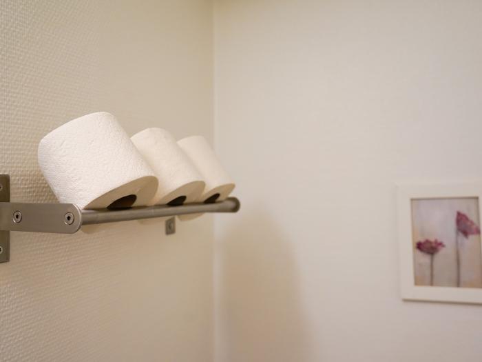 Foto af toiletruller på toilet